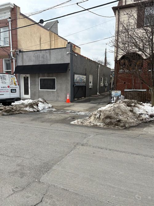 74 4th St, New Rochelle, NY, 10801-5906 | Card Image