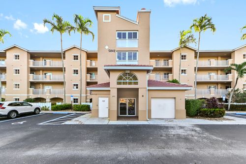 207-5842 Crystal Shores Dr, Boynton Beach, FL, 33437-5661 | Card Image