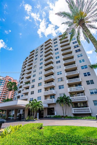 908 - 90 Edgewater Dr, Condo with 1 bedrooms, 1 bathrooms and null parking in Coral Gables FL | Image 2