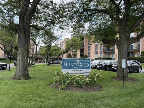 214-1101 S Hunt Club Dr, Mount Prospect, IL, 60056-4261 | Card Image