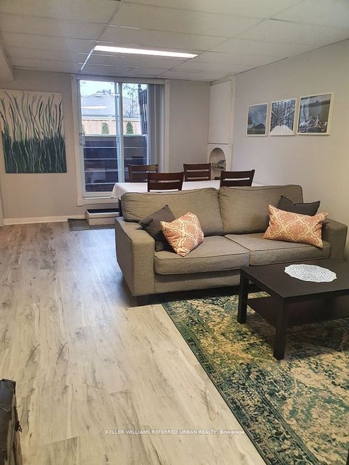 3352 Ellengale Dr, Mississauga, ON, L5C1Z4 | Card Image