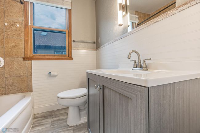 Main Level Bathroom | Image 21
