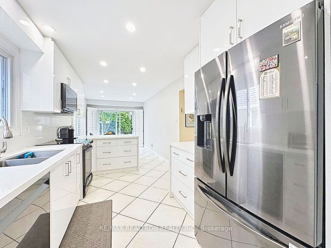 17 Colvin Cres, House other with 5 bedrooms, 4 bathrooms and 3 parking in Thornhill ON | Image 14