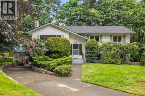 947 Peggy Anne Crescent, Central Saanich, BC, V8M1E5 | Card Image