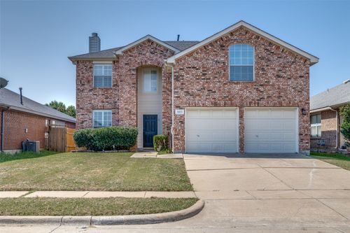 1011 Stonebrook Dr, Grand Prairie, TX, 75052-7562 | Card Image