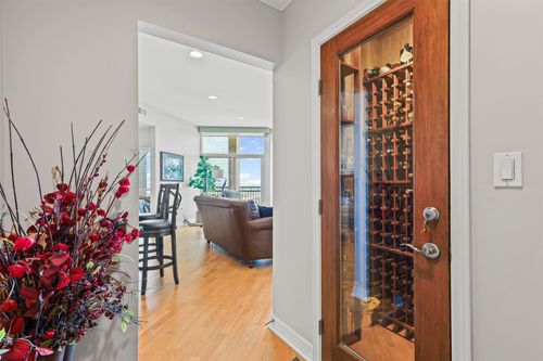 apt-2001-500 Throckmorton St, Fort Worth, TX, 76102-3807 | Card Image