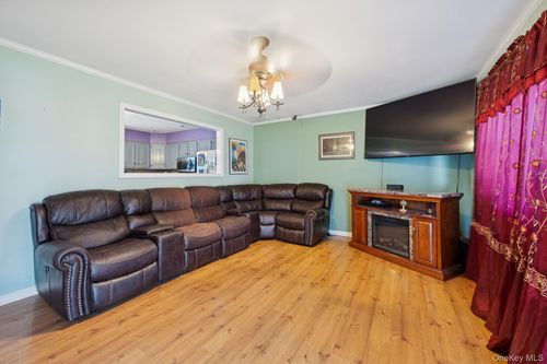 22 Garden Pl, Shirley, NY, 11967-2208 | Card Image