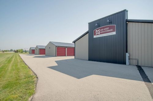 215 County Road Cb, NEENAH, WI, 54956-2077 | Card Image