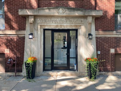 2-1900 W Byron St, Chicago, IL, 60613-6278 | Card Image