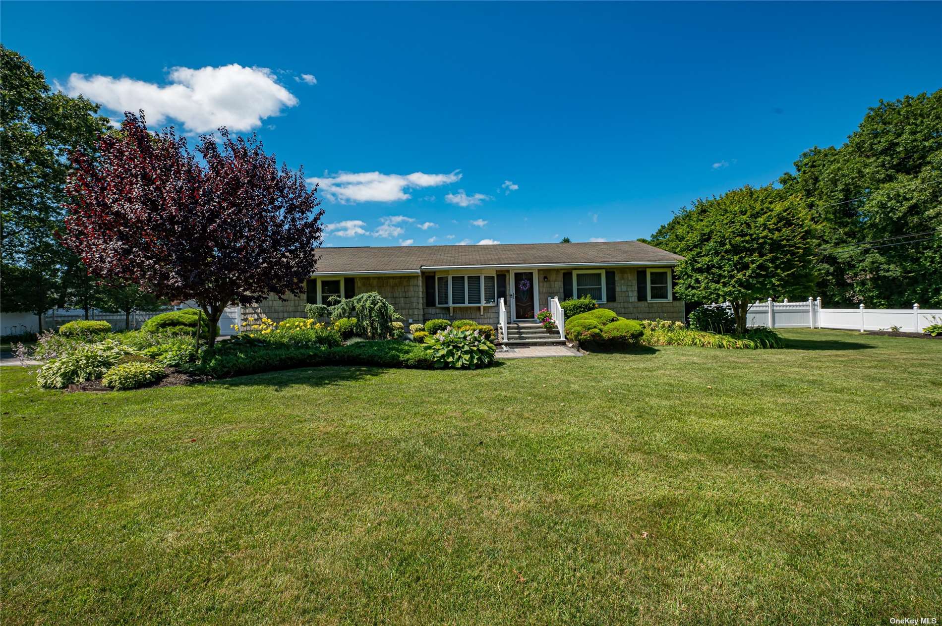 Mineola St, Holtsville, NY 11742