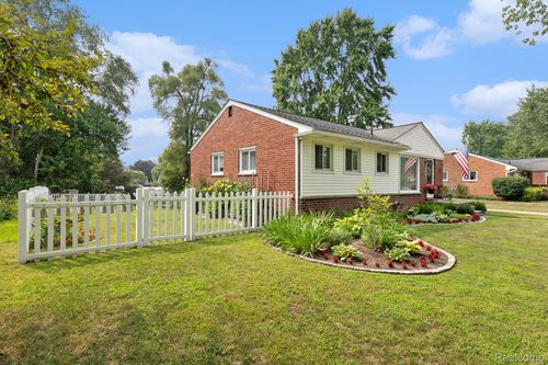 3841 Anoka Dr, Waterford Twp, MI, 48329-2101 | Card Image