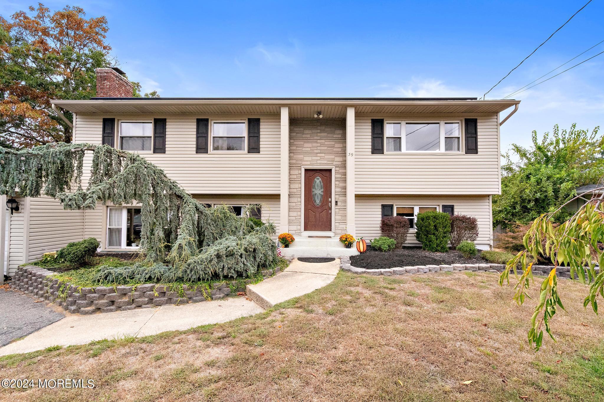 Vivian Ct, Howell, NJ 07731