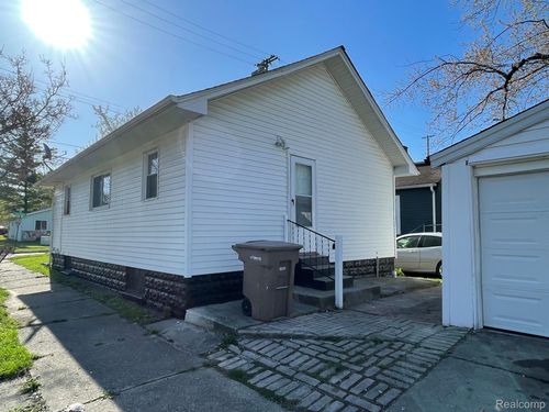 97 N Roselawn St, Pontiac, MI, 48342-2747 | Card Image