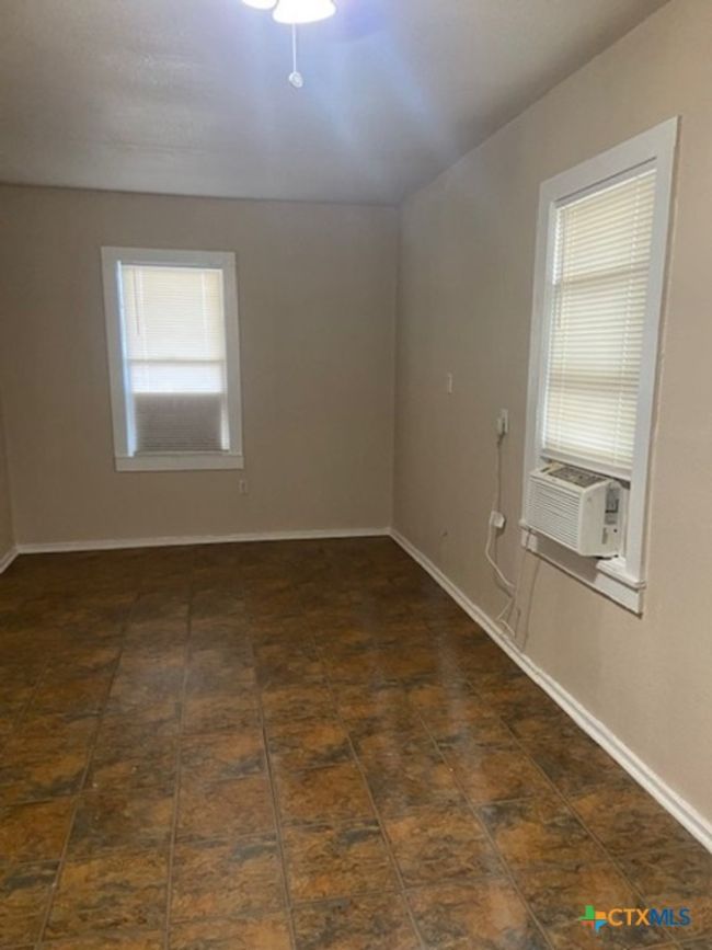613 S Laurel Ave, House other with 1 bedrooms, 1 bathrooms and null parking in Luling TX | Image 4