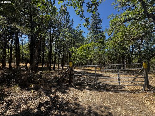 31 Oak Meadow Way, Goldendale, WA, 98620-2203 | Card Image