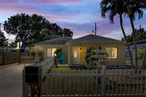 213 E 25th St, Riviera Beach, FL, 33404-4522 | Card Image