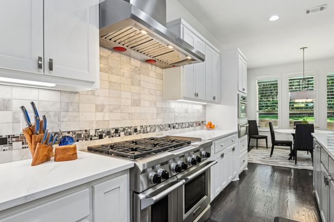 Gas range with griddle and double ovens | Image 13