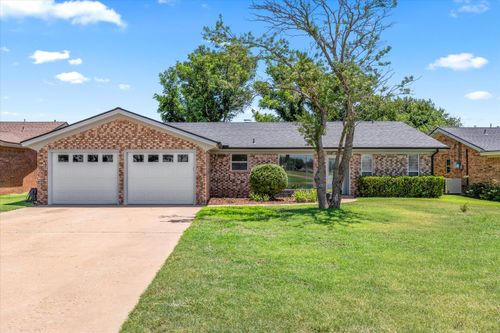 105 San Jacinto Dr, Levelland, TX, 79336-2105 | Card Image