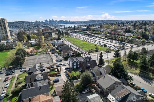 5016 7th Ave Ne, Seattle, WA, 98105-3601 | Card Image