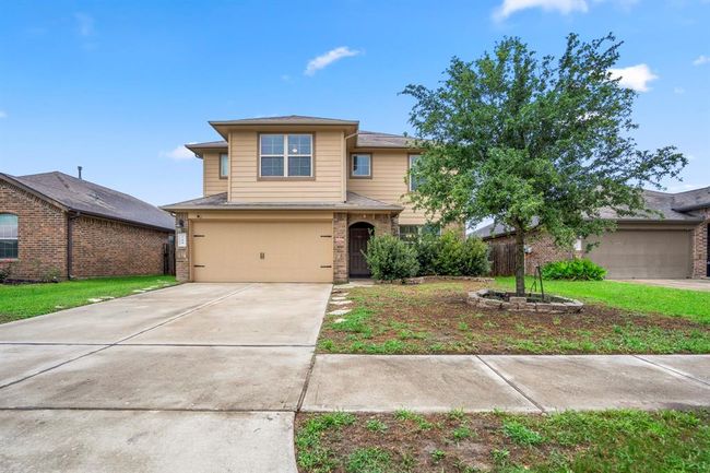 A nice size shade tree is in the front yard. | Image 45