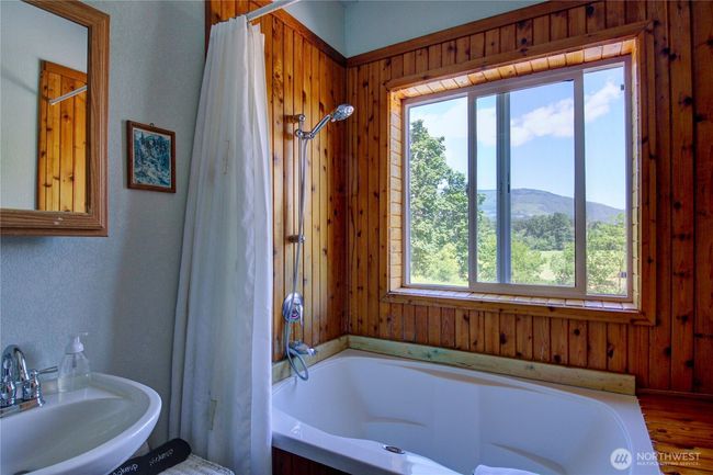 Upper bathroom of lodge | Image 12