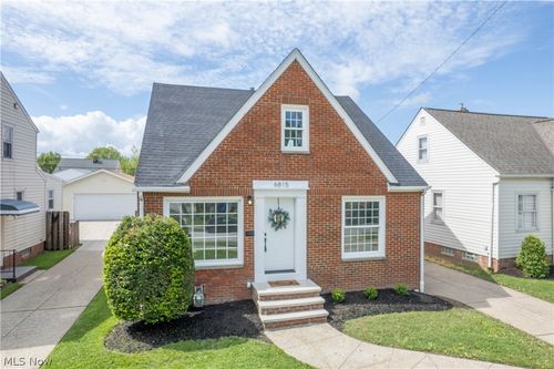 6815 Dartworth Drive, Parma, OH, 44129 | Card Image