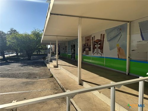 256 W Court St, Seguin, TX, 78155-5724 | Card Image