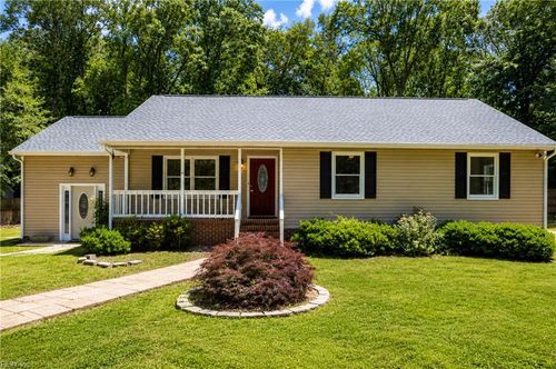 8253 Manor Dr, Gloucester, VA, 23061-3130 | Card Image