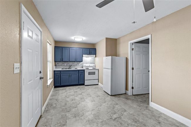 1001 W Lobitt St, Home with 1 bedrooms, 1 bathrooms and null parking in Alvin TX | Image 9