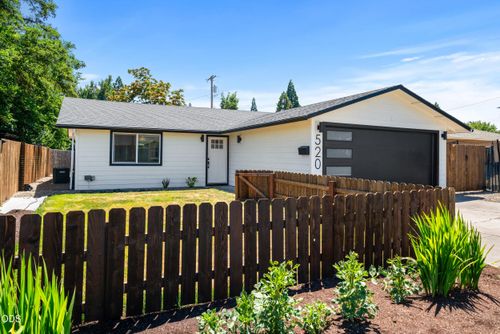 520 Grand Ave, Central Point, OR, 97502-2517 | Card Image