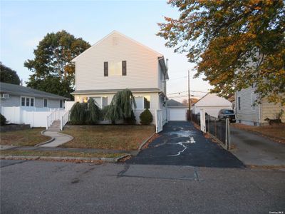 141 Granada Parkway, House other with 3 bedrooms, 2 bathrooms and null parking in Lindenhurst NY | Image 2