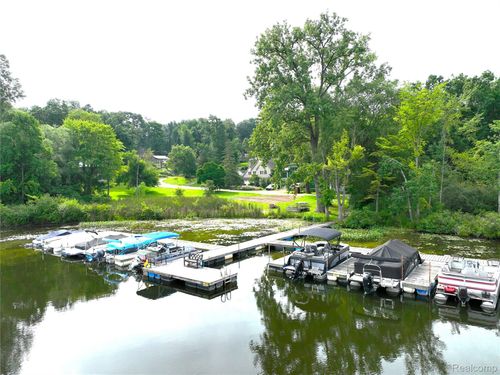 8700 Hillsdale Dr, Gregory, MI, 48137-9658 | Card Image