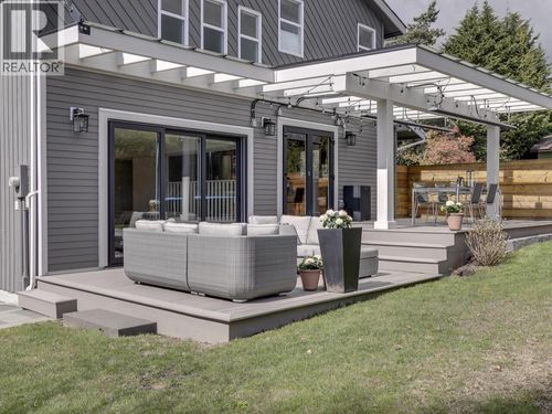 763 Weymouth Dr, North Vancouver, BC, V7K2Z5 | Card Image