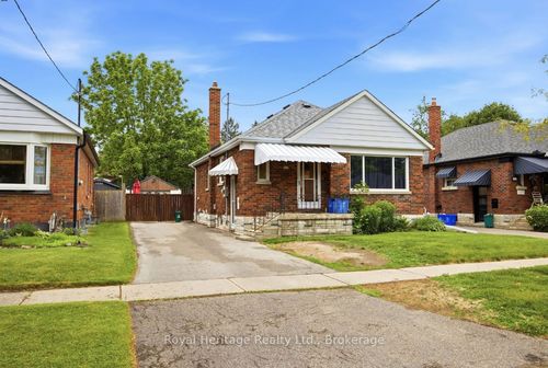 96 Oakes Ave, Oshawa, ON, L1G6C6 | Card Image