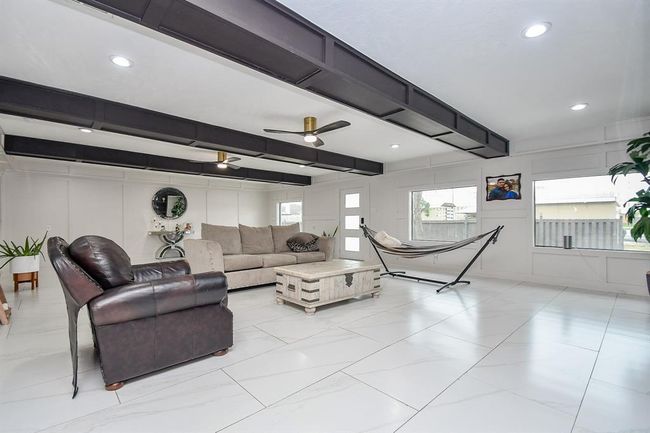 4615 W Walnut St, House other with 5 bedrooms, 4 bathrooms and 2 parking in Pearland TX | Image 6