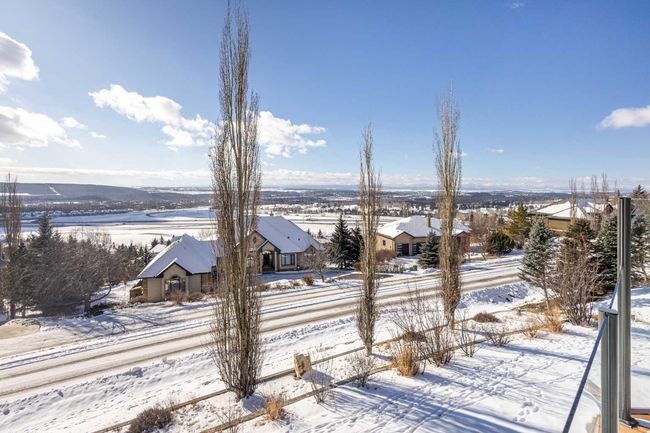 39 Slopes Grove Sw, Home with 4 bedrooms, 4 bathrooms and 5 parking in Calgary AB | Image 3