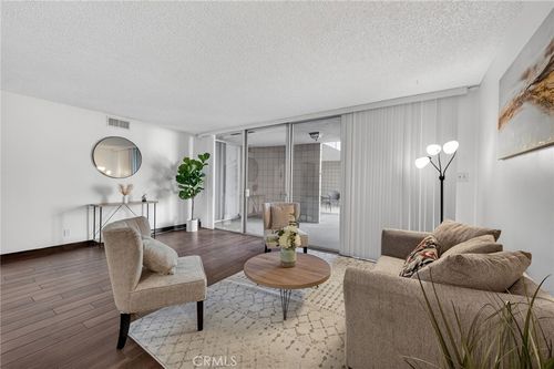 146n-6979 Palm Ct, Riverside, CA, 92506-2823 | Card Image