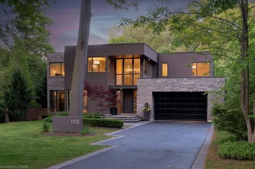 1102 Crestview St, Oakville, ON, L6J2C6 | Card Image