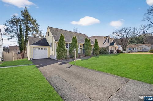 8 Laurel St, Hawthorne, NJ, 07506-2214 | Card Image