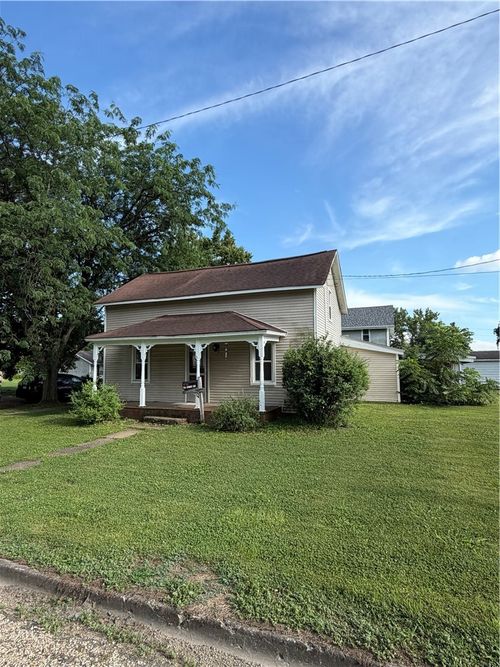 8 E Madison Ave, Altamont, IL, 62411-1517 | Card Image