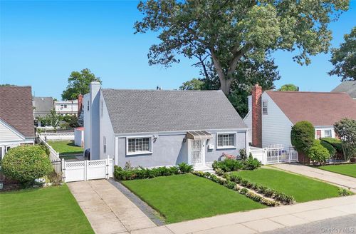 178 Warwick Road, Hempstead, NY, 11003 | Card Image