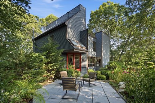 19 Littlebrook Rd, Westerly, RI, 02891-3635 | Card Image
