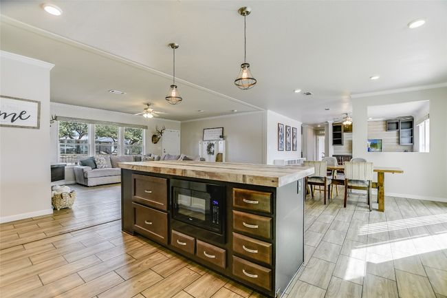 604 County Road 136 A, House other with 4 bedrooms, 2 bathrooms and 2 parking in Kingsland TX | Image 9