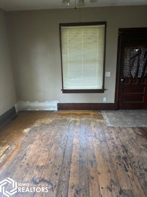 409 Lehnen St, Norway, IA, 52318-9580 | Card Image