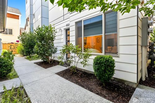 8527 Interlake Ave N, Seattle, WA, 98103-4027 | Card Image