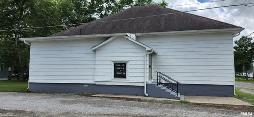 211 W Yung St, Sesser, IL, 62884-1306 | Card Image