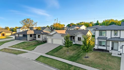 8704 Highland Oaks Dr, Johnston, IA, 50131-2231 | Card Image