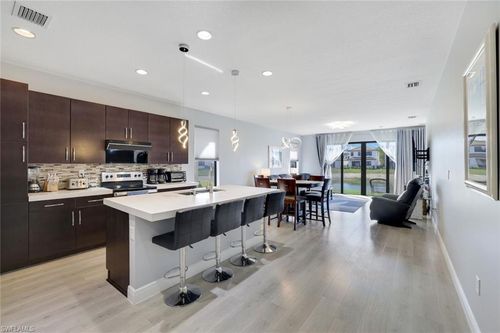 8992 Madrid Cir, NAPLES, FL, 34104-6227 | Card Image