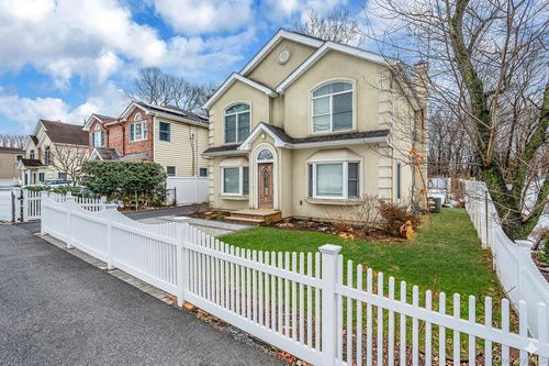 18 E Lyons St, Huntingtn Sta, NY, 11747-1124 | Card Image