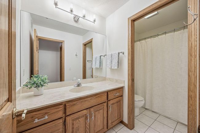 Upper level full bath. | Image 22